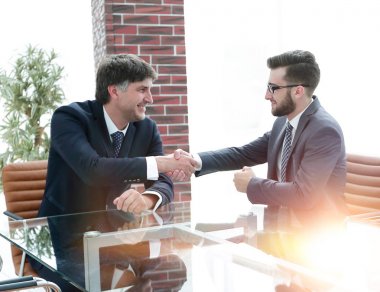 İş ortakları sözleşme tartıştıktan sonra el sallamak