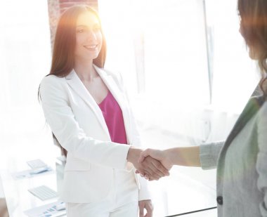 hoş geldiniz el sıkışma kadınlar iş ortakları