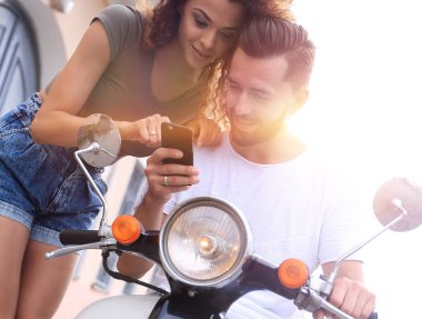 Mutlu genç çift yaz gezisi bir scooter üzerinde olması