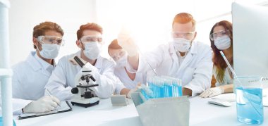 inci tıp doktorları test tüpleri ve mikroskop ile çalışma