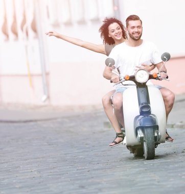 Cool adam ve güzel kız ifade ile scooter üzerinde sürme