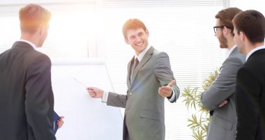 iş takım yeni proje tanıtımı için hazırlar
