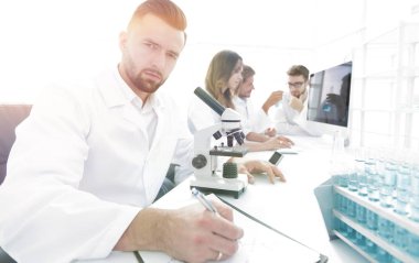 Genç bilim adamı laboratuvarda çalışıyor..