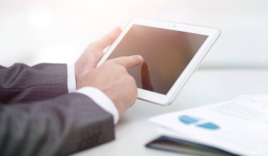 closeup.of işadamı el tablet bilgisayar ile çalışma