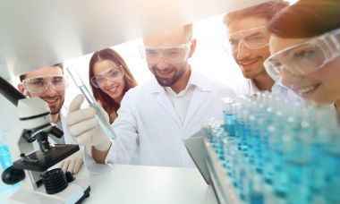 Laboratuvarda çalışan Eczacılar grubu.