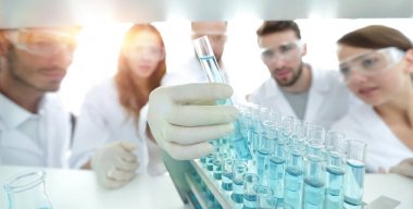 arka plan görüntüsü sıvıyla okuyan microbiologists oluşan bir gruptur