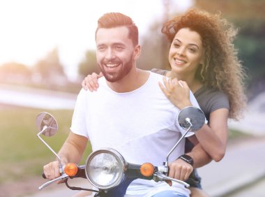 Mutlu çift scooter yaz tatil tatile heyecanlı sürüş