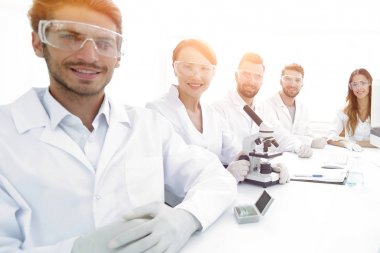 Erkek bilim adamı ve laboratuarda takım.