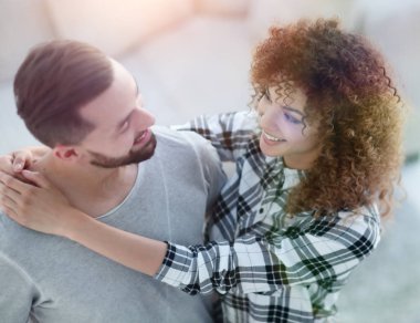 Güzel genç çift üzerinde arka plan bulanık.