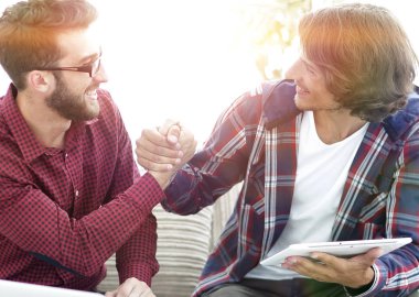 iyi bir iş yaptıktan sonra iki başarılı tasarımcılar el sallamak.