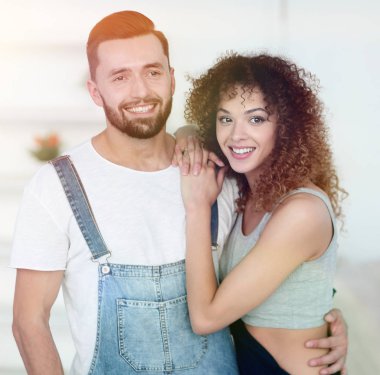 Yeni bir evde duran mutlu genç insanlar