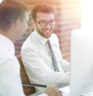 Ofis çalışanları iş üstünde bilgisayar