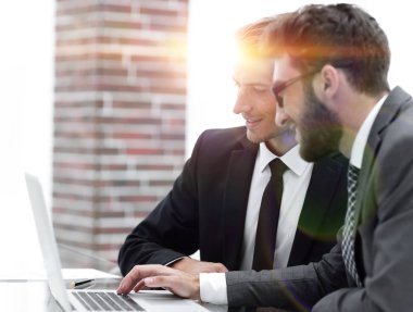 Office, bilgisayar başında arıyorum erkek Yöneticiler