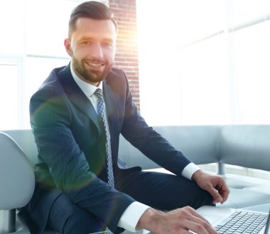 modern insan ofis lobisinde laptop çalışma.