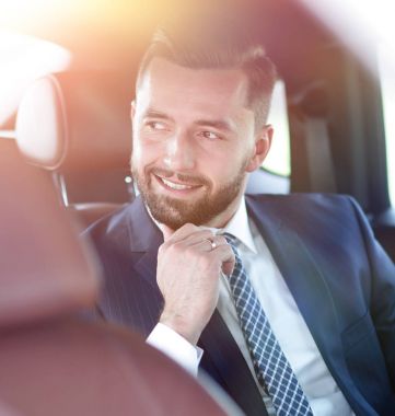Rahat bir arabada oturan başarılı bir iş adamı Close-Up