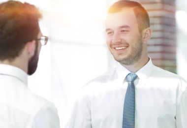 Çalışanlar birbirlerini el sallayarak selamlıyorum