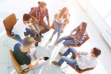 Bir grup çalışan takım oluşturma konusunda bir ders veriyor.