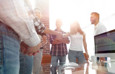 Genç tasarımcılar ve istemci el sıkışma