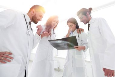 Doktor Röntgen tartışırken grup