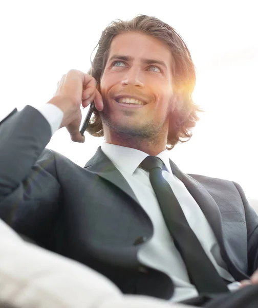 Hombre de negocios exitoso hablando en un teléfono inteligente —  Fotos de Stock