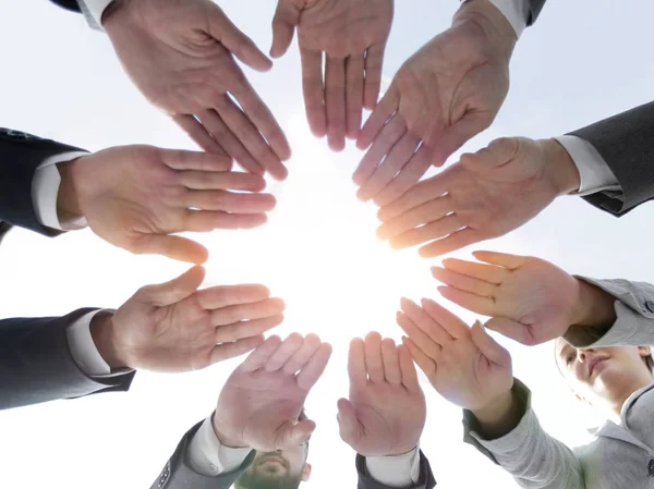 Business team met hun handen gevouwen in een cirkel — Stockfoto