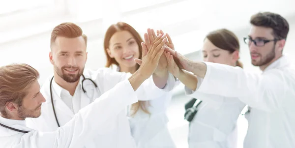 Groep van artsen geven elkaar een high five. — Stockfoto