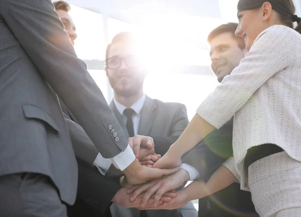 Close-up. Business team met de handen in elkaar gevouwen — Stockfoto