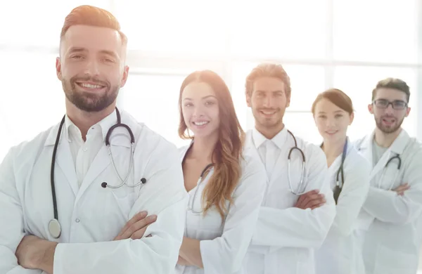 Groep van gelukkig succesvol artsen staan in een rij in het ziekenhuis — Stockfoto