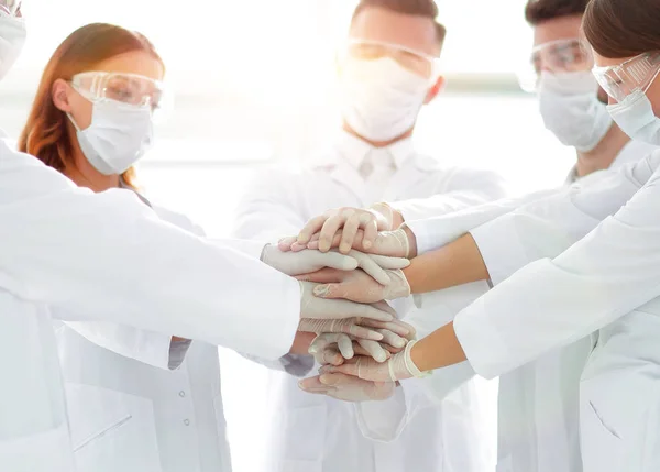 Nahaufnahme von Ärzten, die Hand in Hand mit Kollegen stapeln — Stockfoto
