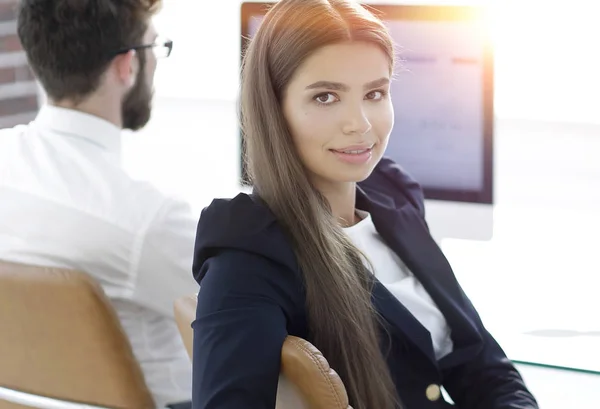 Portret van een jonge werknemer op de werkplek. — Stockfoto