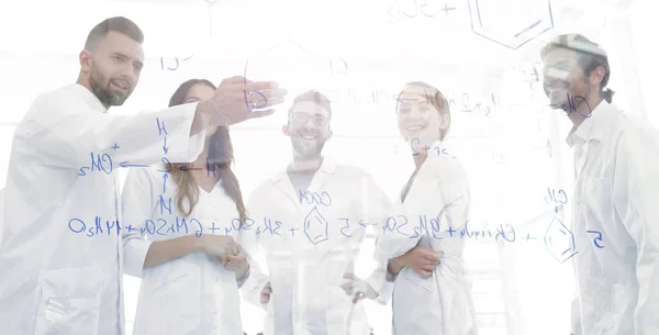 Group of laboratory scientists discussing their research in the — Stock Photo, Image