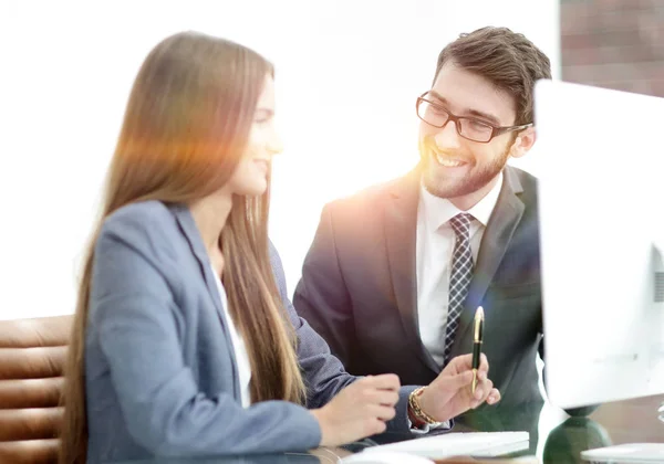 Collega's bespreken van informatie op een computer — Stockfoto