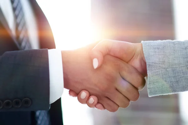 Zakenlieden handshaking na succesvolle zakelijke bijeenkomst — Stockfoto