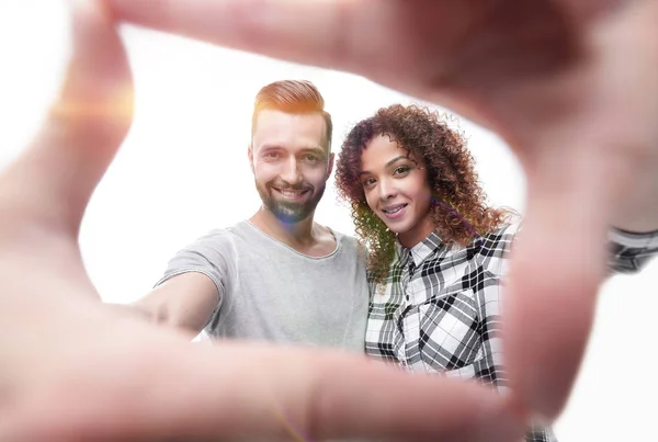 Recém-casados olhar no quadro dos dedos . — Fotografia de Stock