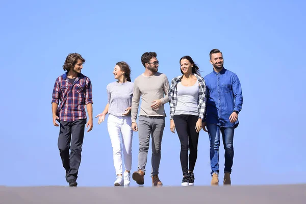 Team van jonge mensen wandelen langs de road.outdoors — Stockfoto