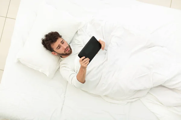 Imagem de fundo. homem lendo no tablet digital . — Fotografia de Stock