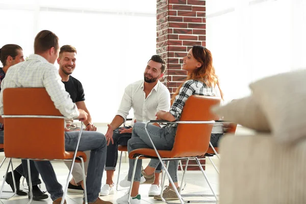 Membri del team discutono al workshop — Foto Stock