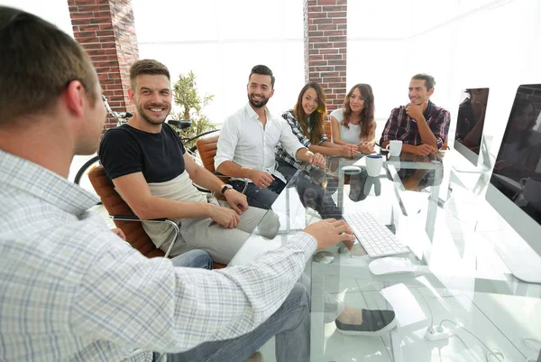 Geschäftsteam sitzt an einem modernen Schreibtisch. — Stockfoto