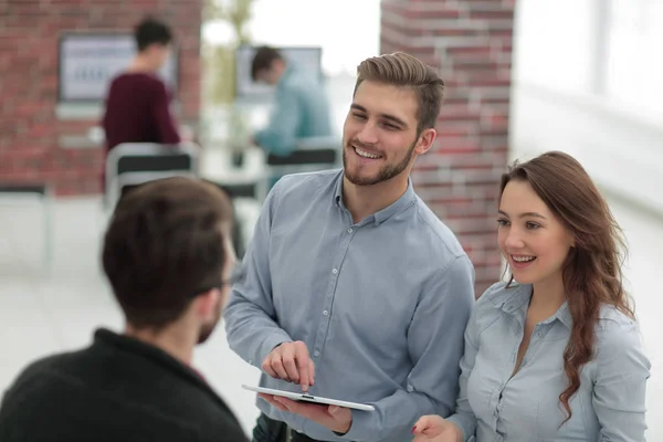 Equipo de negocios con tablet en oficina . — Foto de Stock