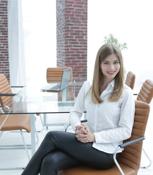 Retrato de mulher de negócios moderna sentada em uma cadeira — Fotografia de Stock