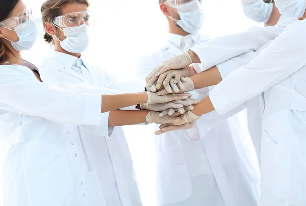 Wirydarz-do góry fotografia lekarzy układania ręce współpracownikom — Zdjęcie stockowe