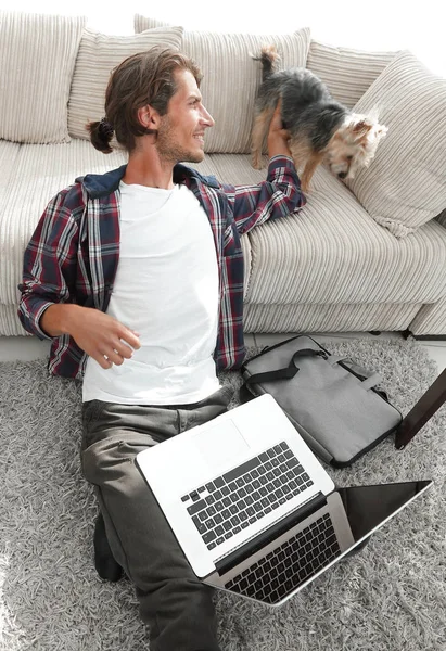 Ragazzo felice con il computer portatile giubilante in ampio soggiorno . — Foto Stock