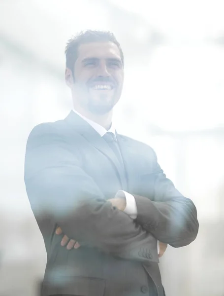 Detrás del cristal. hombre de negocios moderno mira por la ventana de la oficina — Foto de Stock