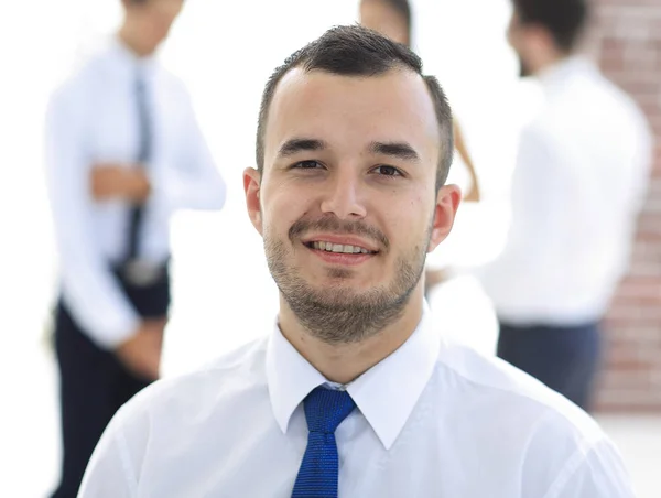 Retrato de empresário bem sucedido em fundo borrado — Fotografia de Stock