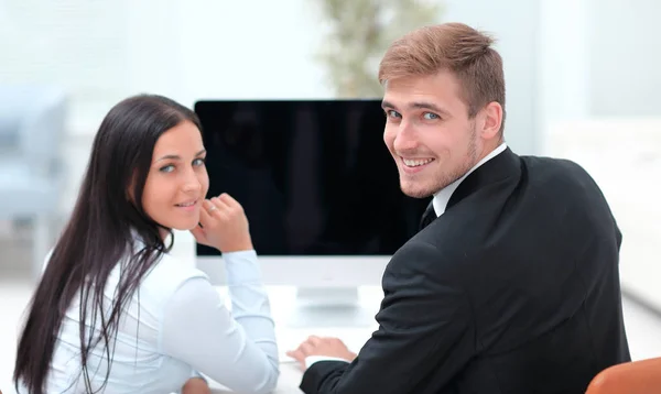 Deux employés réussis assis derrière un bureau — Photo