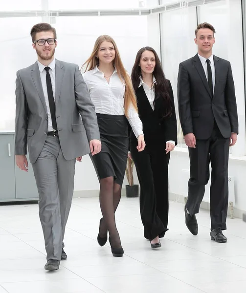 Vista dal basso. team di lavoro a piedi in avanti — Foto Stock