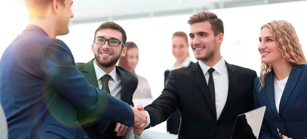 Handshake podnikatelů na obchodní schůzce v kanceláři — Stock fotografie