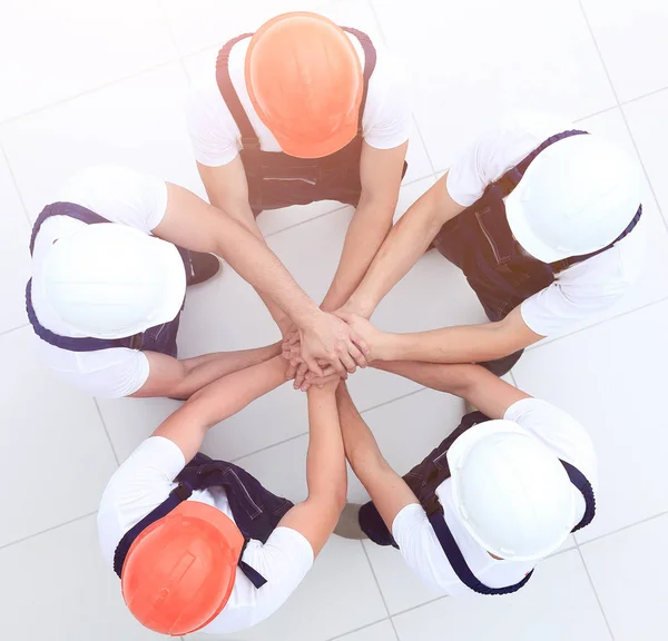 Группа строителей с скрепленными вместе руками — стоковое фото