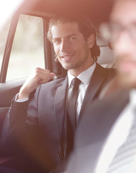 Homme d'affaires assis dans sa voiture . — Photo
