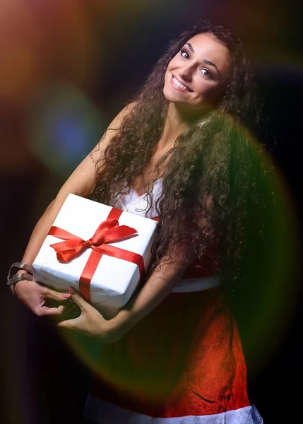 Όμορφο κορίτσι σε ένα χέρι του δώρο Χριστουγέννων ΚΓΠ, απομονωμένη φόντο — Φωτογραφία Αρχείου